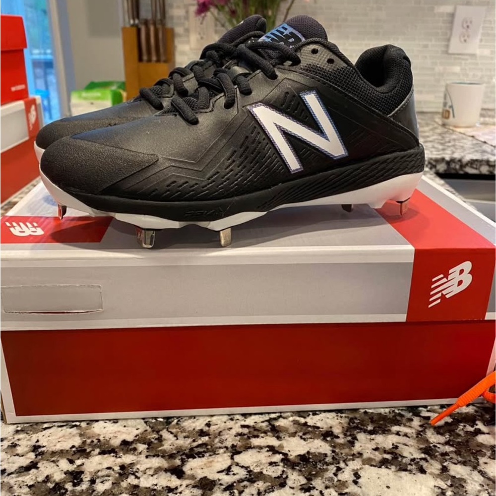 Women’s Size 5 New Balance Black and White Metal Softball Cleats